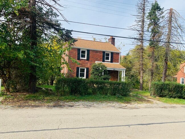 Building Photo - 1015 Willow Dr