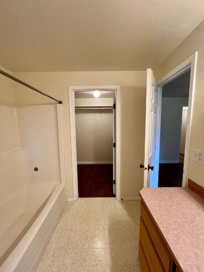 Building Photo - Renovated 3BD w/ Large Shop