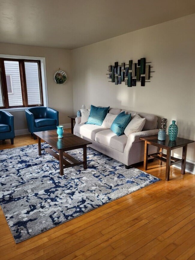 Huge Living Room - 1126 Grant St