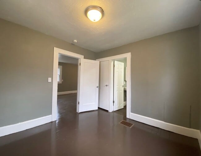 Building Photo - Nice 2 Bed/1 Bath Home, close to downtown