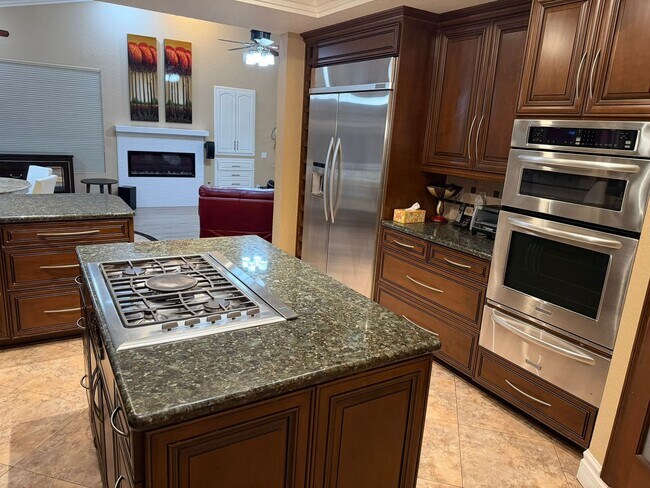 Building Photo - Custom Estate