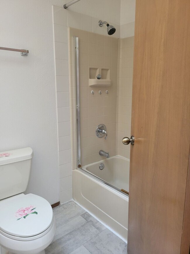 Building Photo - ? Spacious 3-Bedroom Rambler with Vaulted ...
