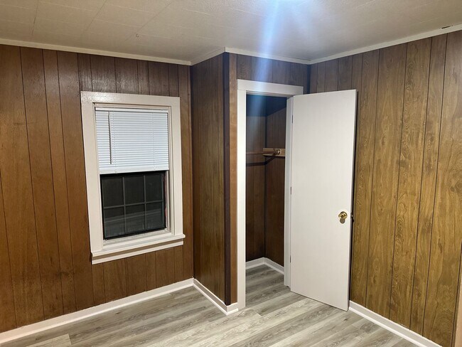 Building Photo - Available Now! 3-Bed, 1-Bath Central Springdale Home with Fenced-In Yard