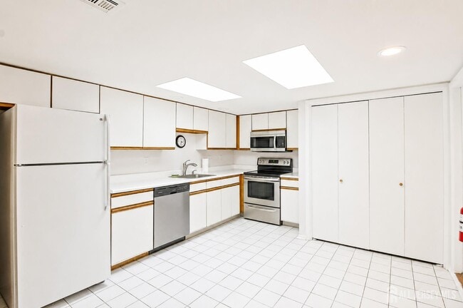 Building Photo - 332 Quinton Dr