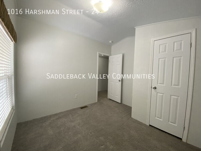 Building Photo - Spacious 3 bedroom / 2 full bathroom