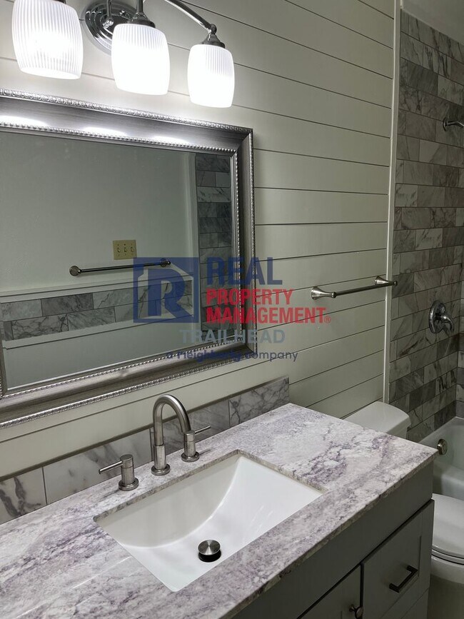 Building Photo - Great Location - 2 Bed/2 Bath - Move In Re...