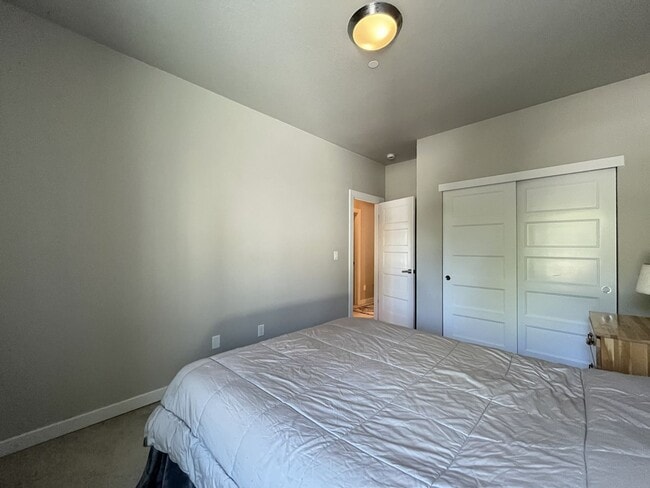 Building Photo - Spacious 2,511 Sq Ft Wilsonville Townhome with Vaulted Loft, Modern Kitchen & Attached Two-Car Ga...