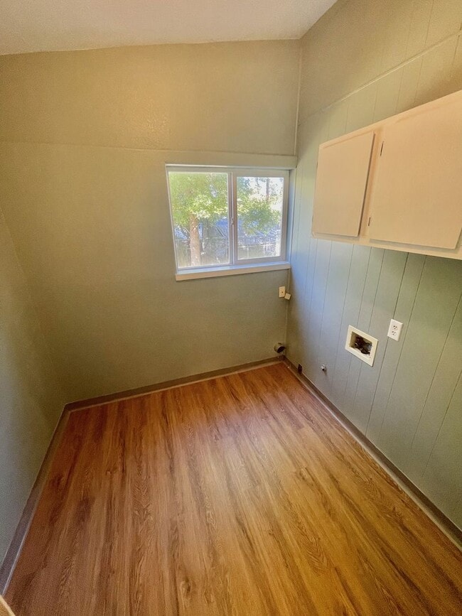 Building Photo - 3 bedroom 2 bathroom house