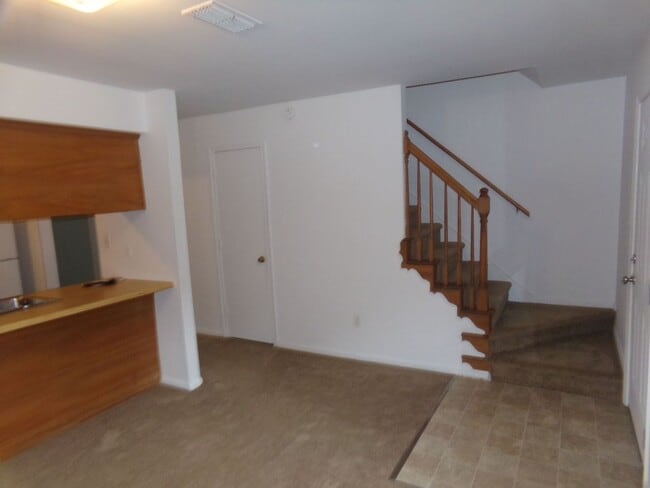 Building Photo - 2 BR Available in Prince George Commons To...