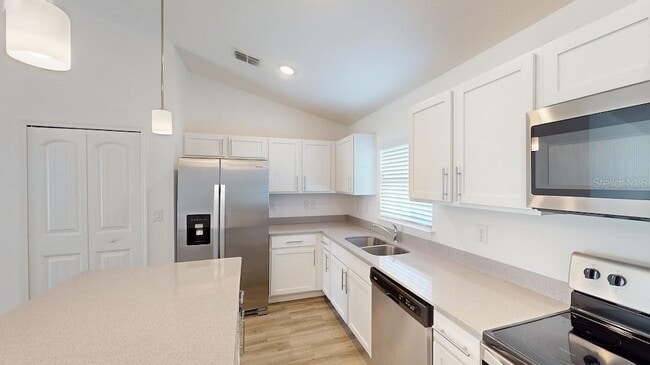 Building Photo - 1620 Geranium Ave