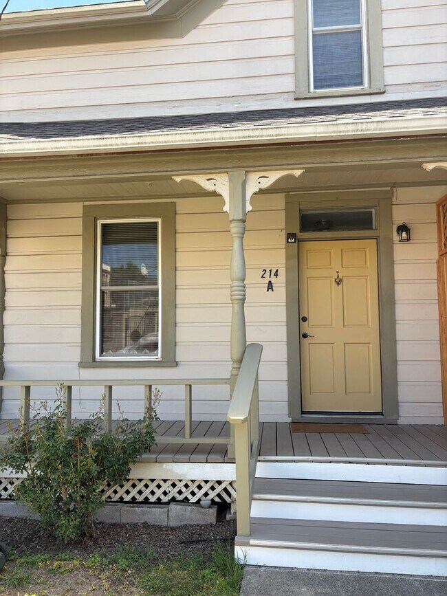 Building Photo - 214 Walnut St