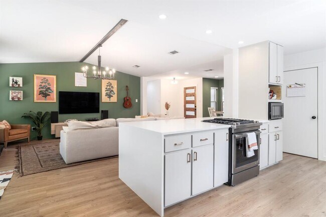 Building Photo - 2205 Trede Dr