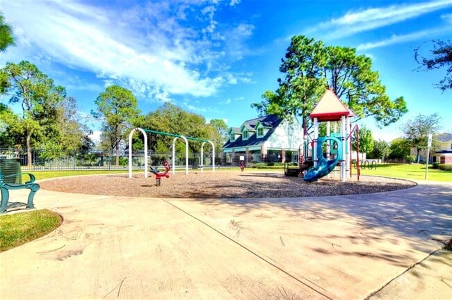 Building Photo - 2534 Pines Pointe Dr