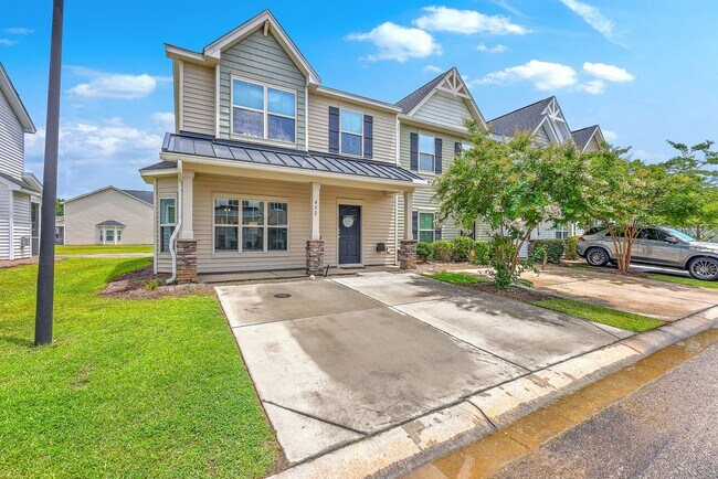 Building Photo - Spacious End-Unit Townhome with Modern Com...