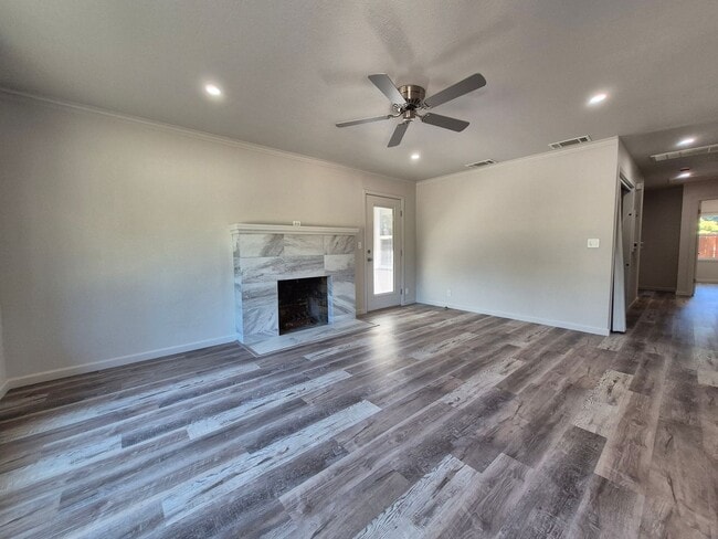 Building Photo - 3 Bedroom Home Near Montgomery Village