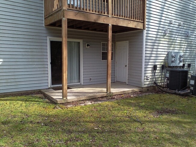 Building Photo - 2 Bedroom, 1 bath apartment - Downstairs Unit