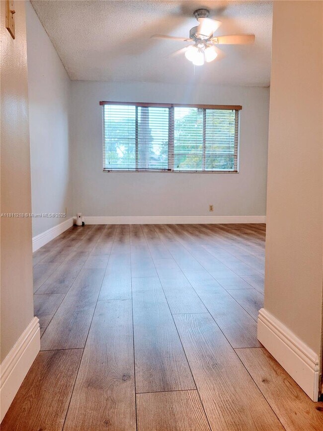 Building Photo - 9977 Westview Dr