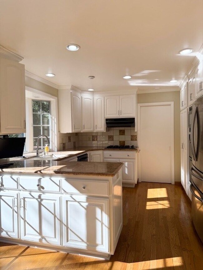 Building Photo - Beautiful 4 Bedroom 2.5 Bath Home in Montevideo Community