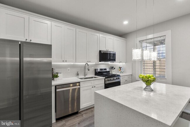 Building Photo - 518 N Lakewood Ave