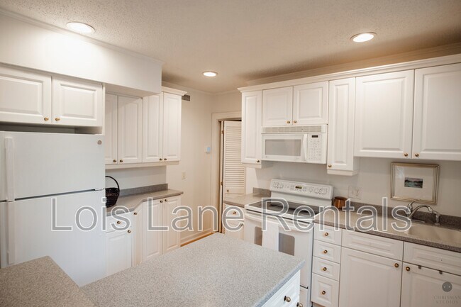 Building Photo - 117 Church St