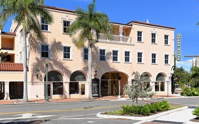 Building Photo - 2126 Hyde Park St