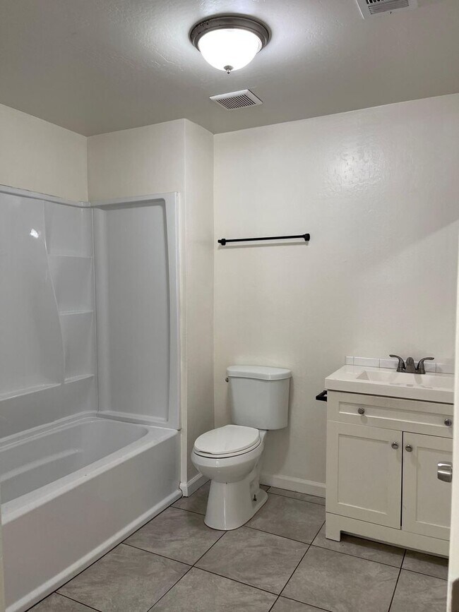 Building Photo - 1426 Lake St