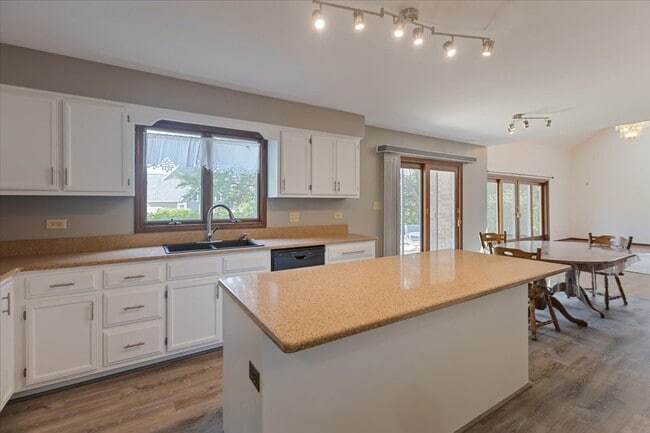 Building Photo - 1055 Knollwood Ln