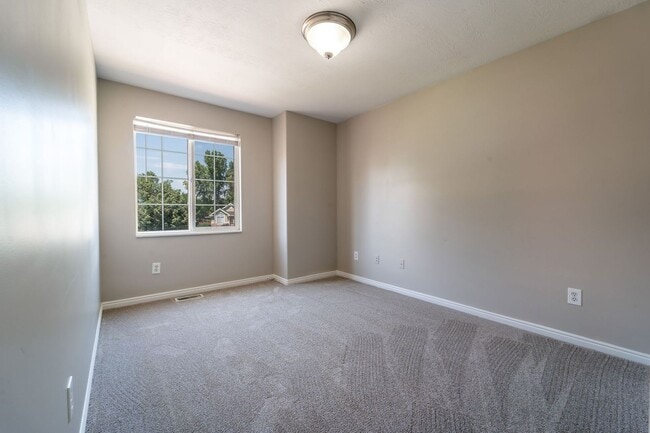 Building Photo - Beautiful Home in Midvale w/ attached 2 ca...