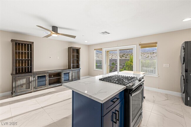 Building Photo - 4631 Amazing View St