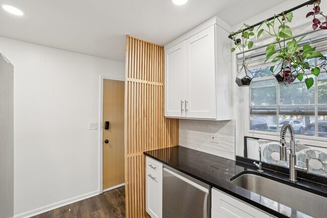 Building Photo - 14 A Lakeside Dr