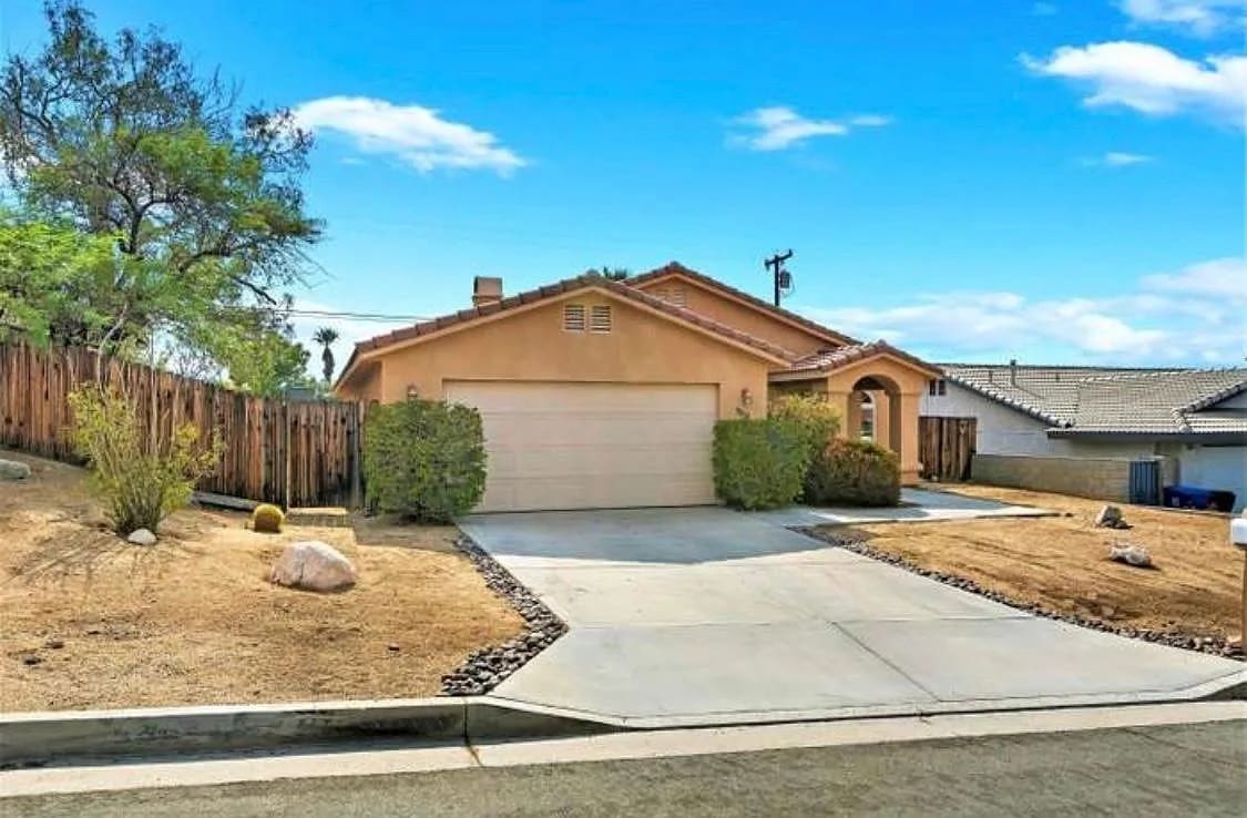 Building Photo - 9830 Valencia Dr