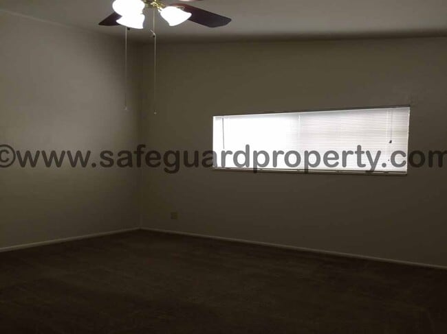 Building Photo - Spacious 3 Bedroom Townhome