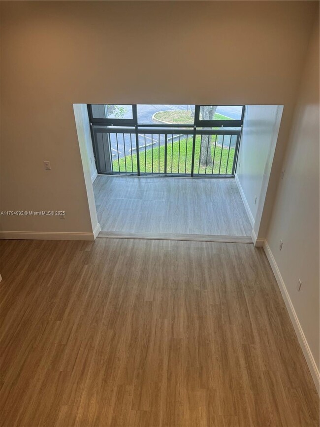 Building Photo - 9419 Fontainebleau Blvd
