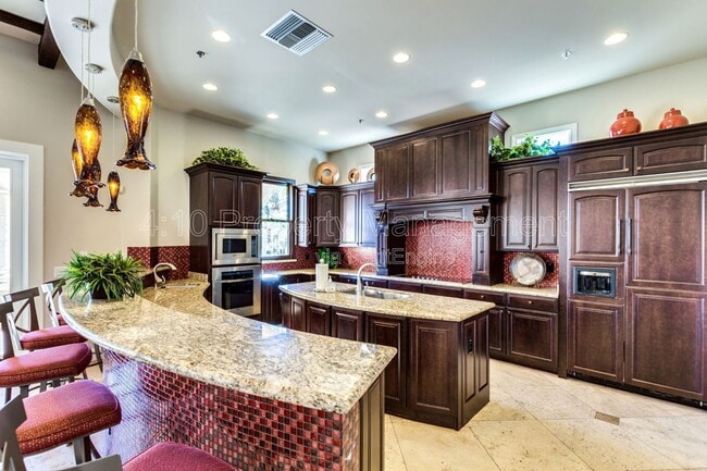 Building Photo - 1367 S Country Club Dr