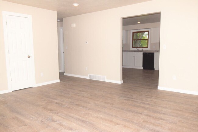 Building Photo - Charming Home with Garage and Yard! PETS WELCOME