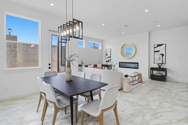 Building Photo - 2909 El Fenice Ln