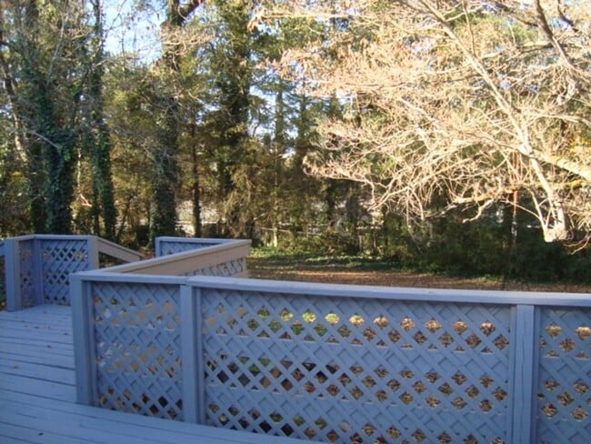 Building Photo - Renovated 4 bedroom available now to rent!