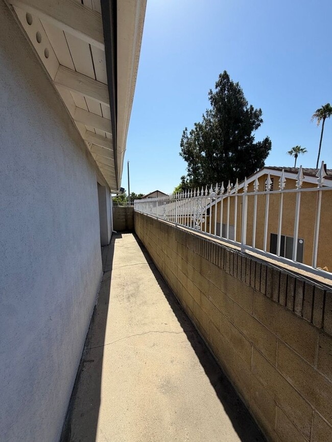 Building Photo - Beautiful 3 Bedroom Home in Avocado Heights