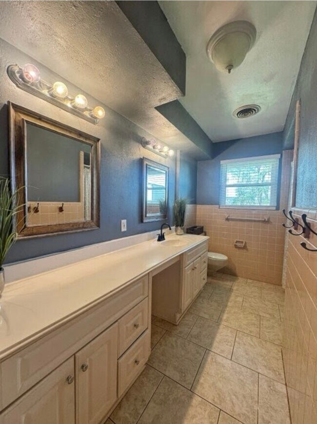 Building Photo - 509 Light St