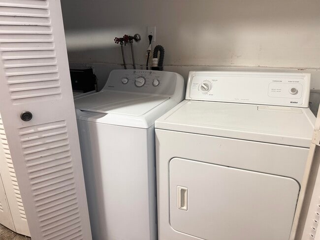 Building Photo - 295 Paulanne Terrace