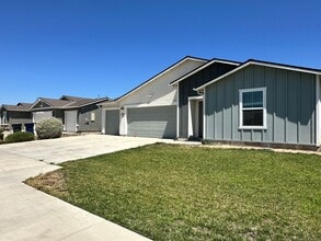 Building Photo - Spacious Tulare home coming soon!