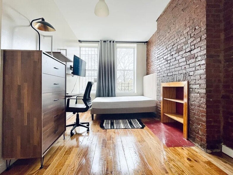 Building Photo - Furnished room/NOT APARTMENT