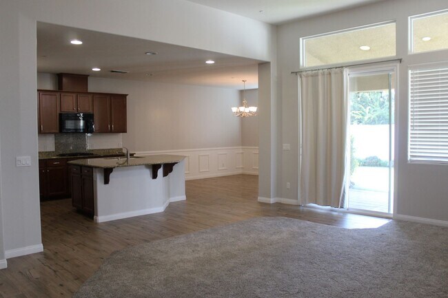 Building Photo - Northwest Bakersfield Home in the Village Green Community For Rent