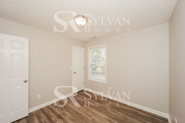 Building Photo - Your dream home awaits