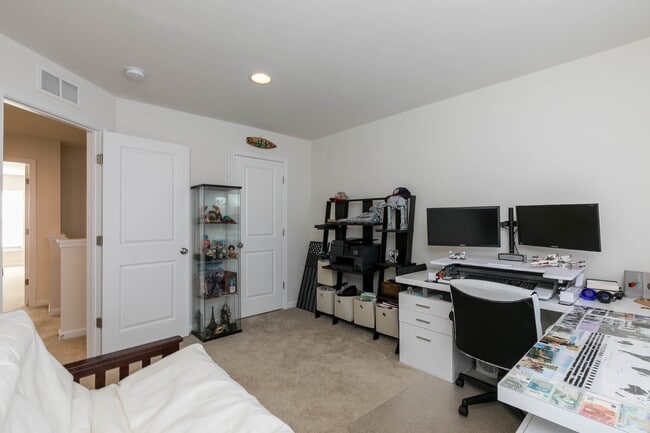 Building Photo - Luxurious 4-Bedroom Townhouse with 2 Car Garage in Manassas!