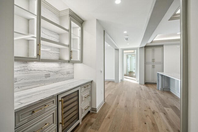 Building Photo - 1717 Bissonnet St