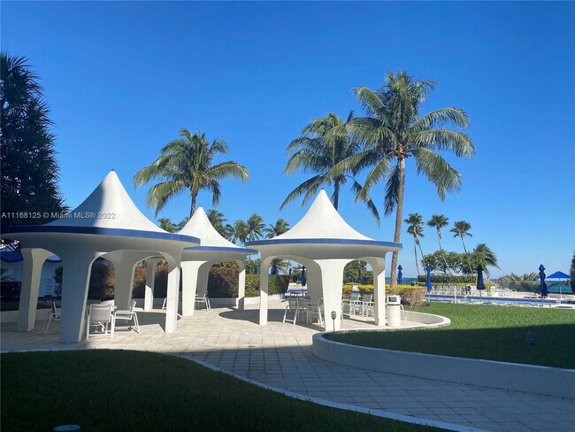 Building Photo - 5161 Collins Ave