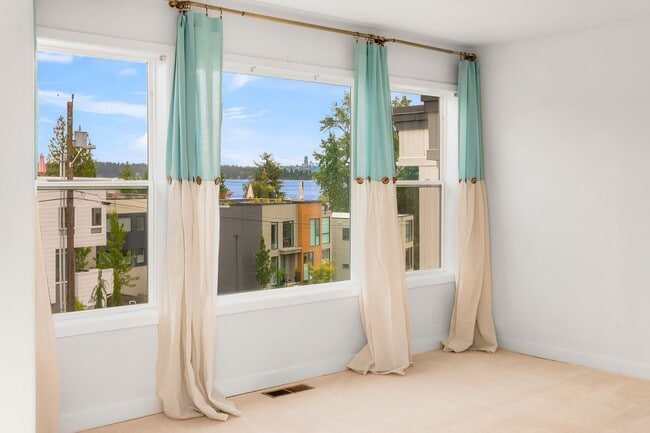 Building Photo - 3 bedroom townhome in perfect location in ...