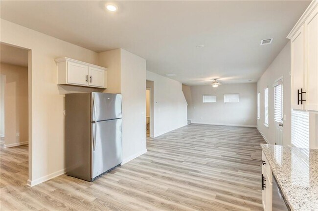 Building Photo - 628 Mackenzie Cv