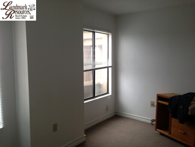 Building Photo - 1600 Park Cir